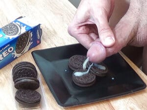 OREO cookies are perfect for insemination with sperm
(Cum on OREO cakes)